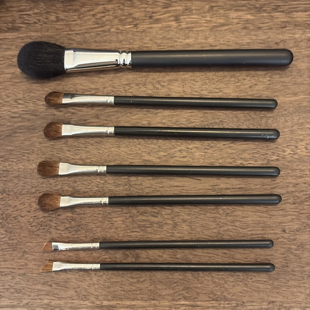 MAC Makeup Brush Set Goat/other Hair - 5 Brushes (2 in photo no longer included) - Picture 3 of 3